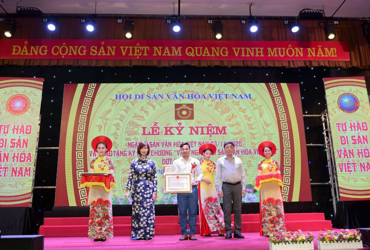 Đón nhận bằng khen tại Hội di sản văn hóa Việt Nam